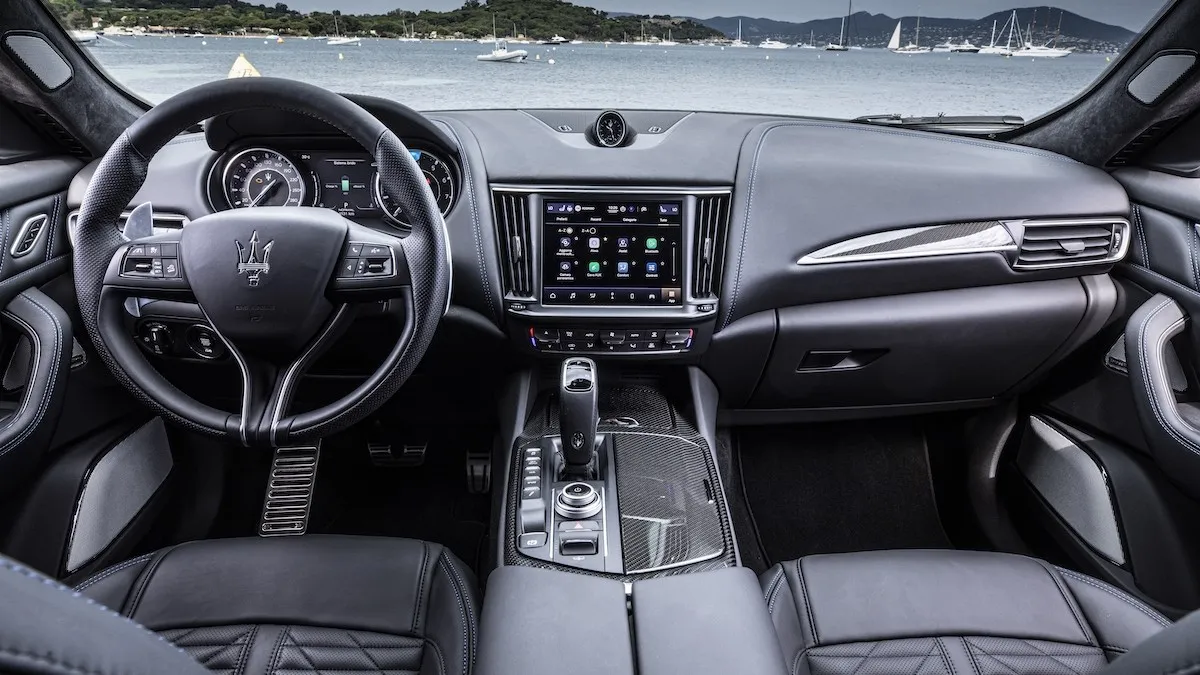 Innen kommt neben feinem Leder nun auch das Multimediasystem MIA zum Einsatz, das auf Android-Automotive-Basis läuft.